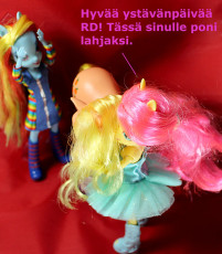 Fluttershy gifts a pony (Applejack) to Rainbow Dash (Finnish)