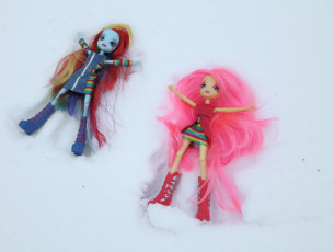 Rainbow Dash & Fluttershy making snow Angels