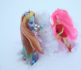 Fluttershy & Rainbow Dash Making a Snowman #2