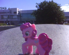 Pinkie Pie on the sun clock