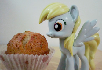 Derpy and a muffin