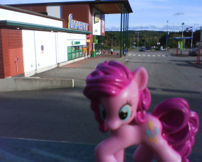 Pinkie Pie in front of a grocery store